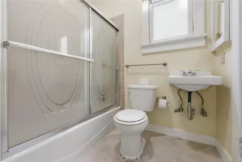 Bath - 724 Elm Ave, Long Beach, CA 90813 photo 2 of 5