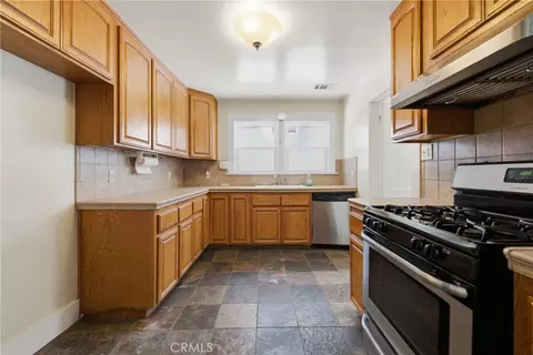 Kitchen - 724 Elm Ave, Long Beach, CA 90813 photo 3 of 4