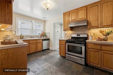 Kitchen - 724 Elm Ave, Long Beach, CA 90813 photo 2 of 4