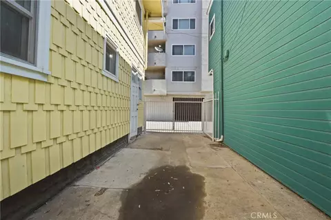 Exterior - 724 Elm Ave, Long Beach, CA 90813 photo 9 of 10