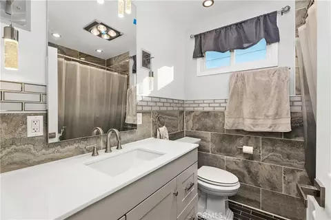 Bath - 527 Cedar Ave #2E, Long Beach, CA 90802 photo 1 of 1