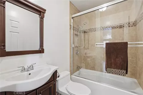 Bath - 2267 Lime Ave, Long Beach, CA 90806 photo 1 of 1