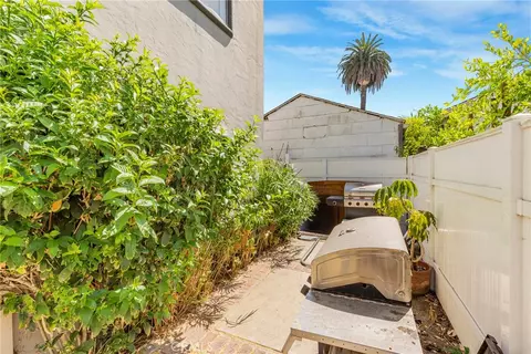Exterior - 3822 E 7th St, Long Beach, CA 90804 photo 10 of 10