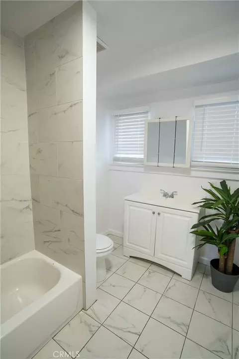 Bath - 932 Walnut, Long Beach, CA 90813 photo 2 of 6
