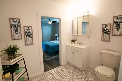 Bath - 932 Walnut, Long Beach, CA 90813 photo 1 of 6