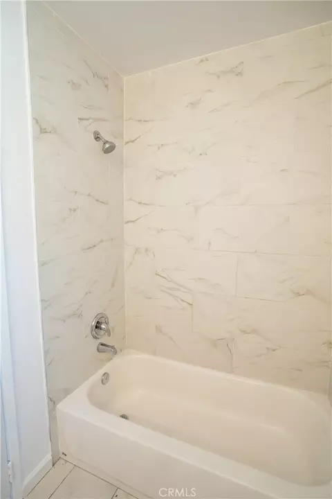 Bath - 932 Walnut, Long Beach, CA 90813 photo 5 of 6