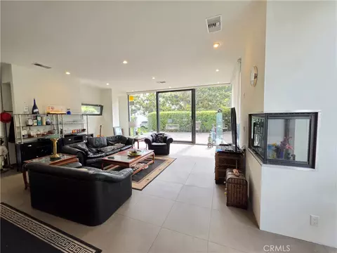 Living - 9 Temple, Long Beach, CA 90803 photo 1 of 3