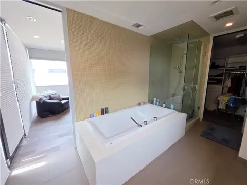 Bath - 9 Temple, Long Beach, CA 90803 photo 1 of 2