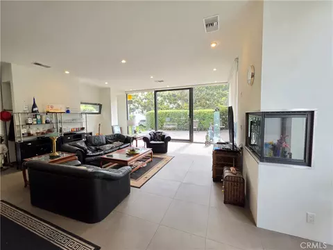 Living - 9 Temple, Long Beach, CA 90803 photo 1 of 2