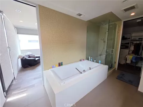 Bath - 9 Temple, Long Beach, CA 90803 photo 1 of 2