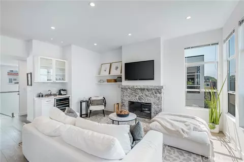 647 1st Pl, Hermosa Beach, CA 90254