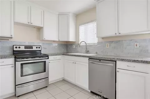 Kitchen - 1401 E 3rd St #16, Long Beach, CA 90802 photo 2 of 3