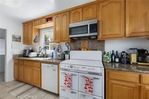 Kitchen - 240 Hampton Dr, Venice, CA 90291 photo 3 of 7
