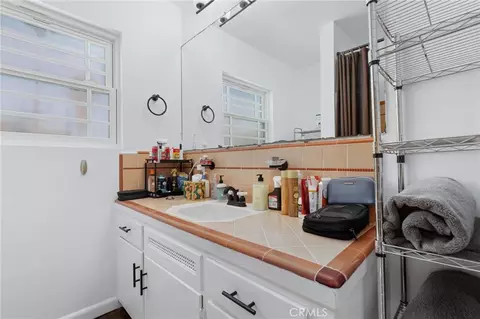 Bath - 240 Hampton Dr, Venice, CA 90291 photo 2 of 10