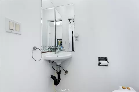 Bath - 240 Hampton Dr, Venice, CA 90291 photo 3 of 10