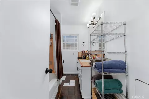 Bath - 240 Hampton Dr, Venice, CA 90291 photo 1 of 10