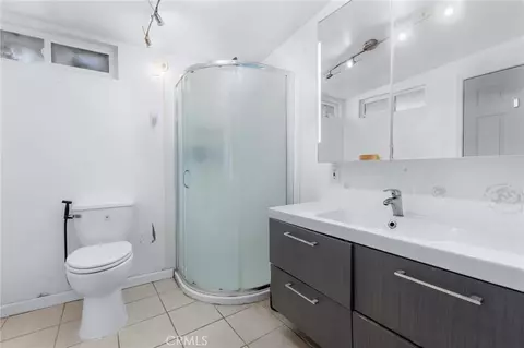 Bath - 240 Hampton Dr, Venice, CA 90291 photo 10 of 10