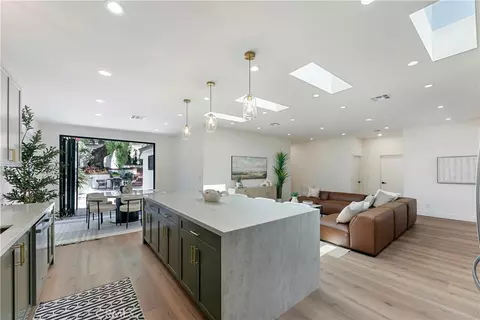 2171 W 26th Pl, Los Angeles, CA 90018
