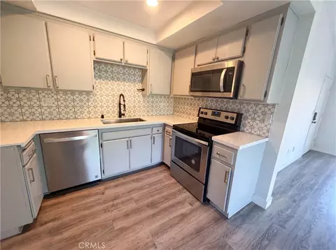Kitchen - 7300 Corbin Ave UNIT M, Reseda, CA 91335 photo 1 of 2