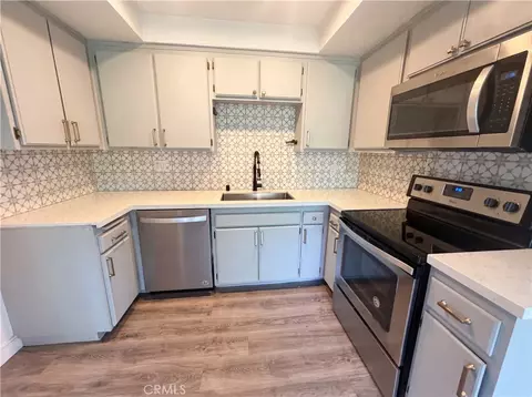 Kitchen - 7300 Corbin Ave UNIT M, Reseda, CA 91335 photo 2 of 2