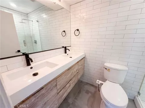Bath - 7300 Corbin Ave UNIT M, Reseda, CA 91335 photo 2 of 3