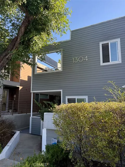 1304 12th St #E, Manhattan Beach, CA 90266