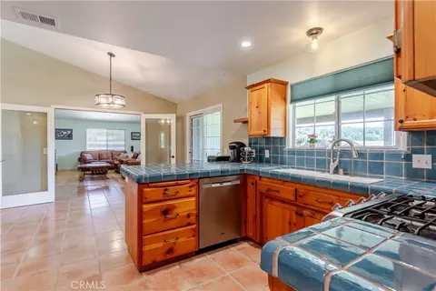 Kitchen - 155 Eagle Creek Ct, Atascadero, CA 93422 photo 3 of 3