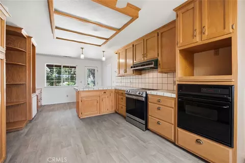 Kitchen - 30745 Dorsey Dr, Exeter, CA 93221 photo 4 of 7