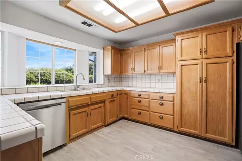 Kitchen - 30745 Dorsey Dr, Exeter, CA 93221 photo 2 of 7