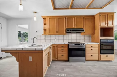 Kitchen - 30745 Dorsey Dr, Exeter, CA 93221 photo 5 of 7