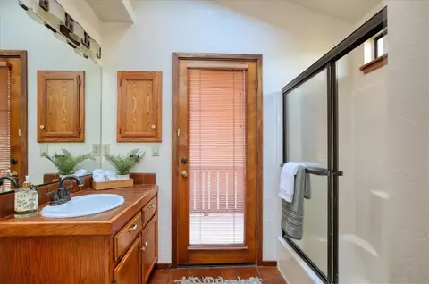 Bath - 2550 Emerson Rd, Cambria, CA 93428 photo 2 of 2