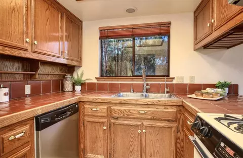 Kitchen - 2550 Emerson Rd, Cambria, CA 93428 photo 3 of 4
