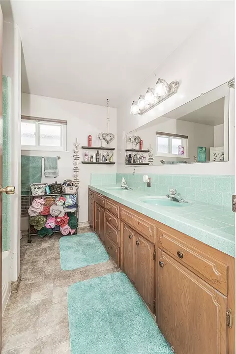 Bath - 500 W Sample Ave, Fresno, CA 93704 photo 2 of 2
