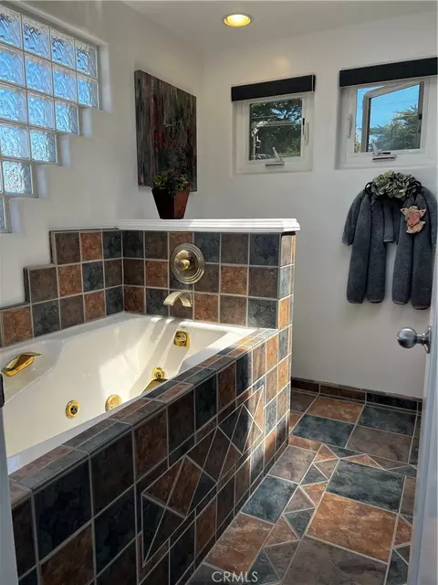 Bath - 212 Weymouth St, Cambria, CA 93428 photo 3 of 9