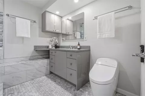 Bath - 998 Park Ave, Cayucos, CA 93430 photo 4 of 5