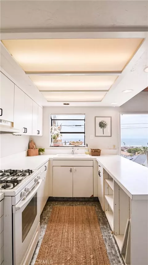 Kitchen - 597 Park, Cayucos, CA 93430 photo 2 of 3