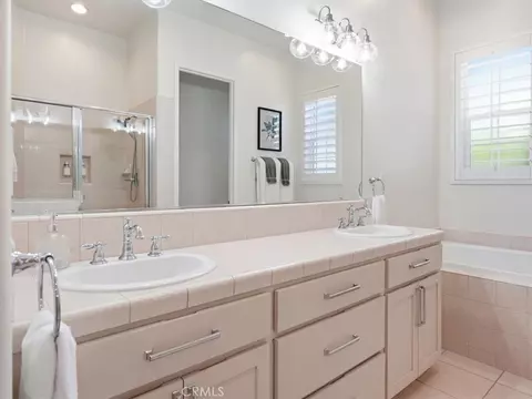 Bath - 951 Vista Cerro Dr, Paso Robles, CA 93446 photo 2 of 4