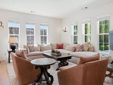 Living - 951 Vista Cerro Dr, Paso Robles, CA 93446 photo 2 of 10