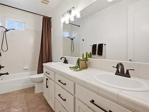 Bath - 951 Vista Cerro Dr, Paso Robles, CA 93446 photo 4 of 4
