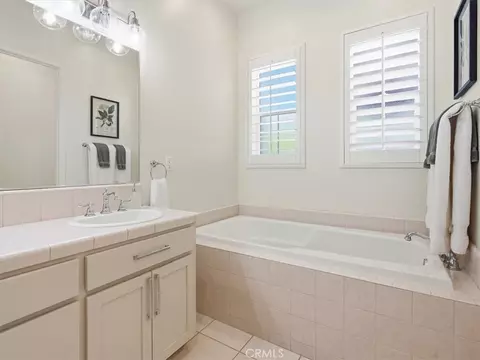 Bath - 951 Vista Cerro Dr, Paso Robles, CA 93446 photo 3 of 4