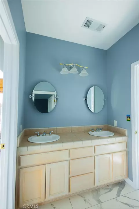 Bath - 24115 Black Bart Ct, Corning, CA 96021 photo 2 of 4