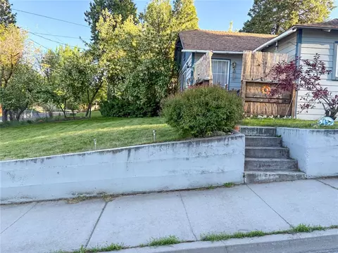 Exterior - 216 College Ave, Weed, CA 96094 photo 3 of 3