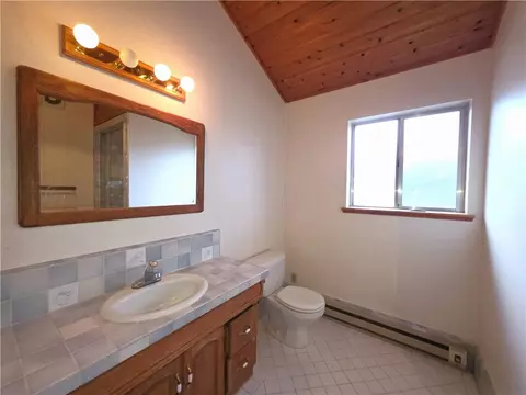 Bath - 614 Lane, Yreka, CA 96097 photo 4 of 4
