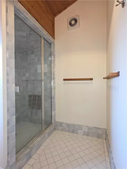 Bath - 614 Lane, Yreka, CA 96097 photo 3 of 4
