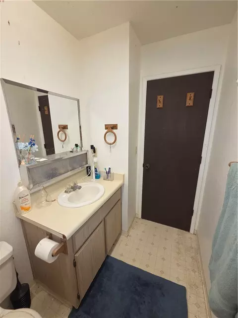 Bath - 635 North St, Corning, CA 96021 photo 4 of 4