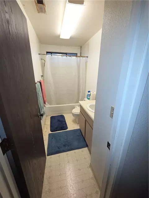 Bath - 635 North St, Corning, CA 96021 photo 3 of 4