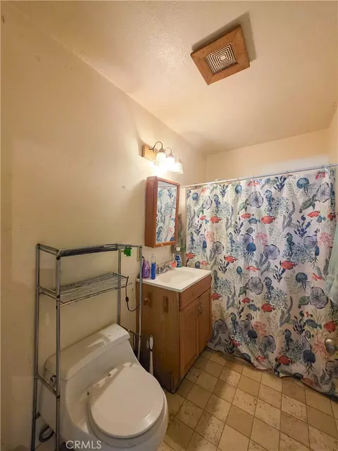 Bath - 207 Rose Ln, Yreka, CA 96097 photo 1 of 2