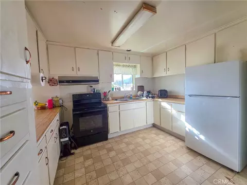 Kitchen - 207 Rose Ln, Yreka, CA 96097 photo 3 of 3