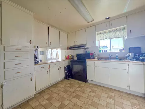 Kitchen - 207 Rose Ln, Yreka, CA 96097 photo 2 of 3