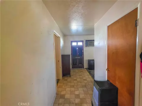 Entry Way - 207 Rose Ln, Yreka, CA 96097 photo 2 of 2